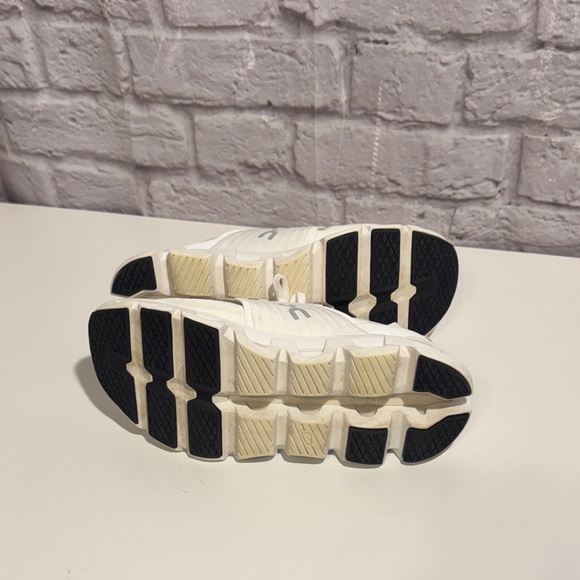 On Cloudswift 4 - Picture 8 of 12